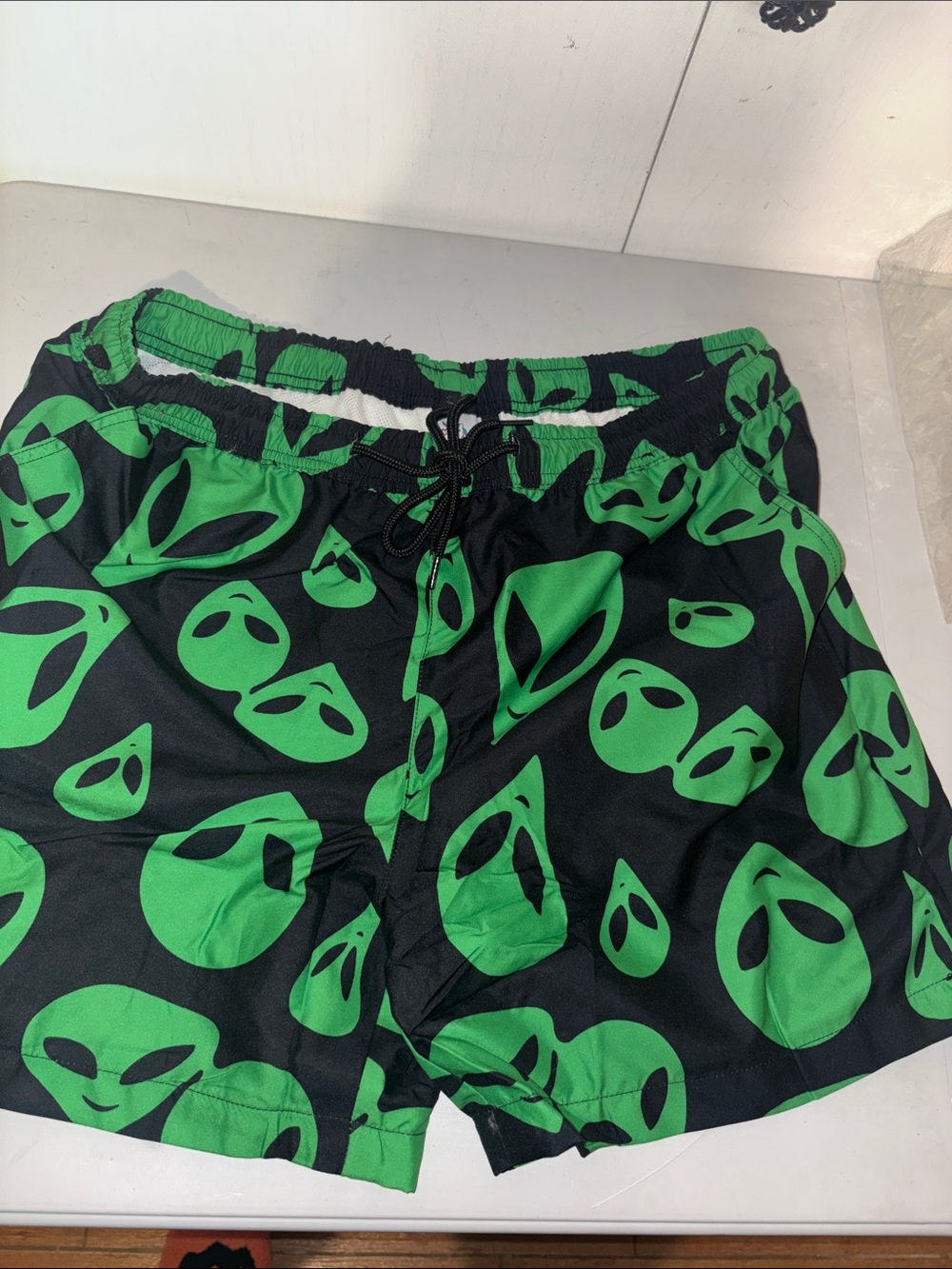 #114 NEW XL Mens alien shorts